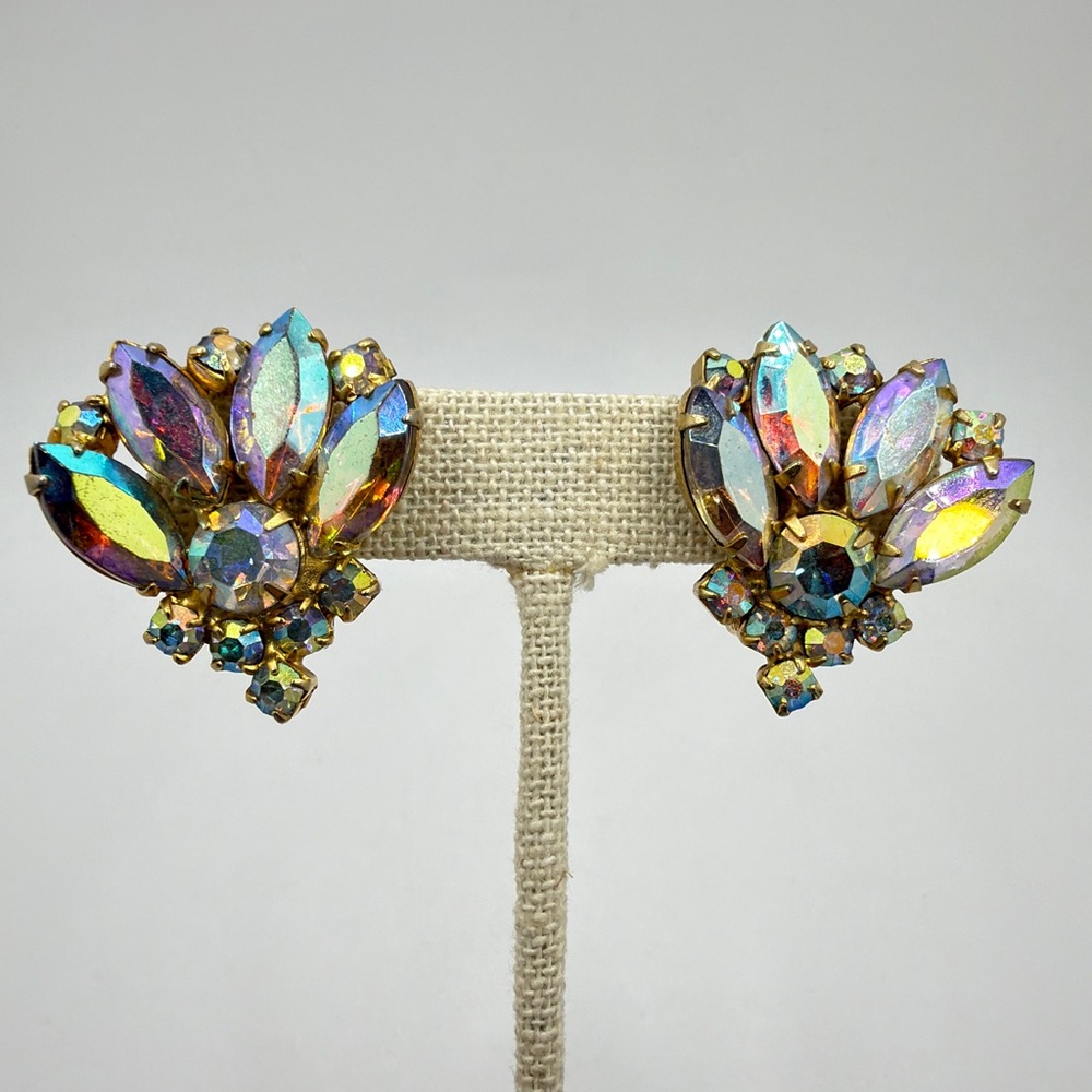 Vintage Aurora Borealisβ Rhinestone, Gold Tone metal Clip-On earrings!